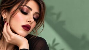 آرایش اسموکی با رژ زرشکی؛ آموزش قدم‌به‌قدم یک میکاپ جذاب